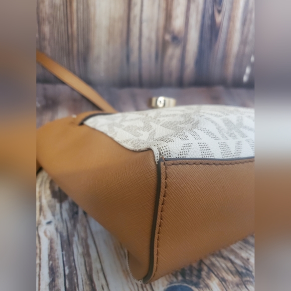 MICHAEL KORS  Hamilton Traveler Medium Top Zip Messenger Bag - Picture 8 of 14